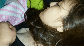 Nửa đêm mò vào phòng con em gái